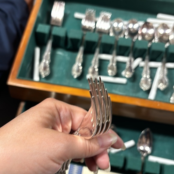 1847 Rogers Bros. Reflection 60pc silver plate flatware set - Picture 3 of 17